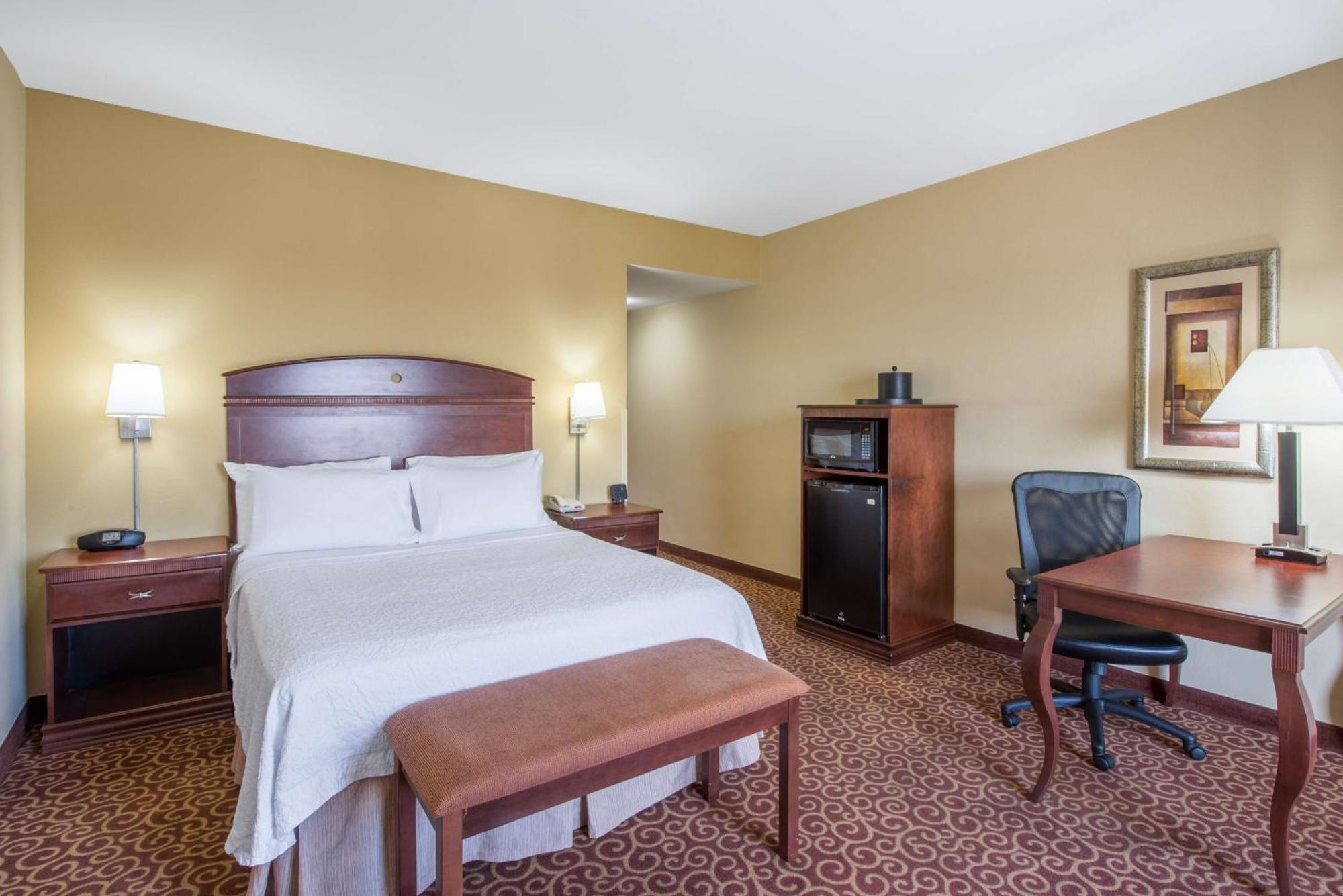 Hotel Hampton & - South